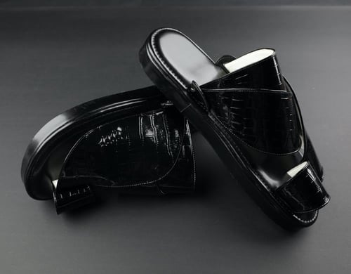 حذاء رجالي لون اسود ملكي لماع ارضية تلبيسه