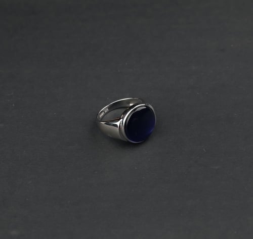 خاتم ملكي لون كحلي حجر دائري بارز فضة عيار 925