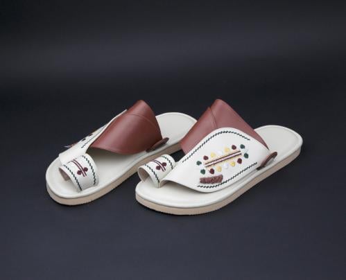 حذاء طبي سكيتشرز مطرز كريمي / بني