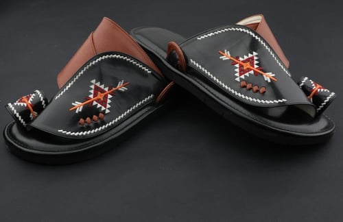 حذاء طبي سكيتشرز لون اسود مطرز