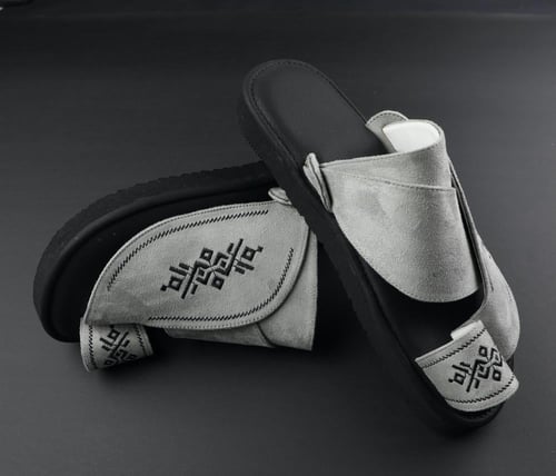 حذاء طبي لون رصاصي مخمل نقش سدو