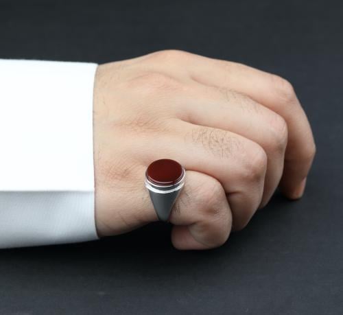 خاتم ملكي لون كبدي حجر دائري بارز فضة عيار 925