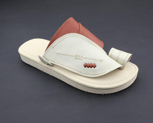 حذاء طبي سكيتشرز لون كريمي / بني