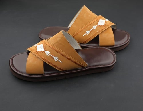 حذاء طبي سكيتشرز بدون اصبع لون عسلي مطفي