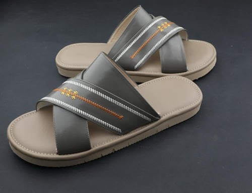 حذاء طبي سكيتشرز بدون اصبع لون رصاصي فاتح