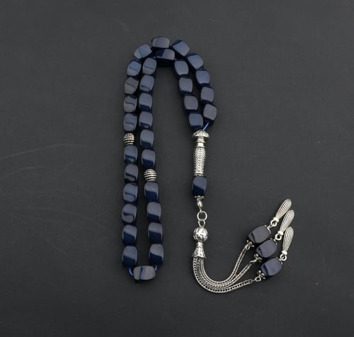 سبحة عقيق اللون كحلي