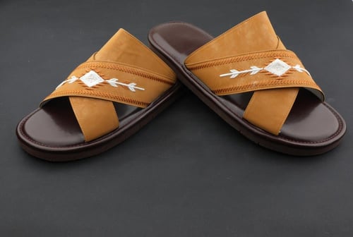 حذاء طبي سكيتشرز بدون اصبع لون عسلي مطفي