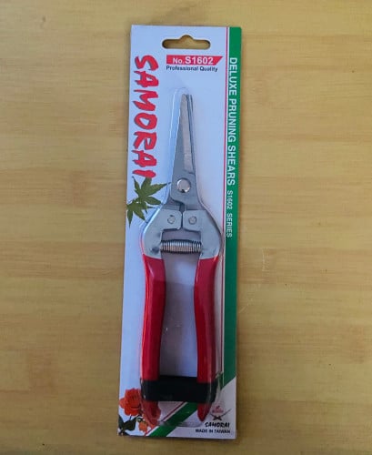 مقص لتقليم الاوراق