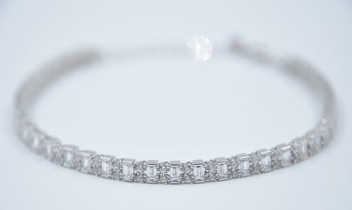 اسوارة يد ذهب ابيض مزينة بفصوص باجيت دور واحد عيار...