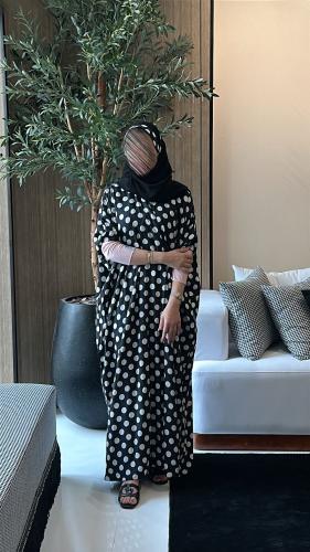 عبايه نص بشت منقطه مزينه ب أكمام ورديه