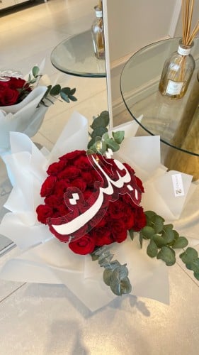 بوكيه ورد مع عباره ( قبلت )