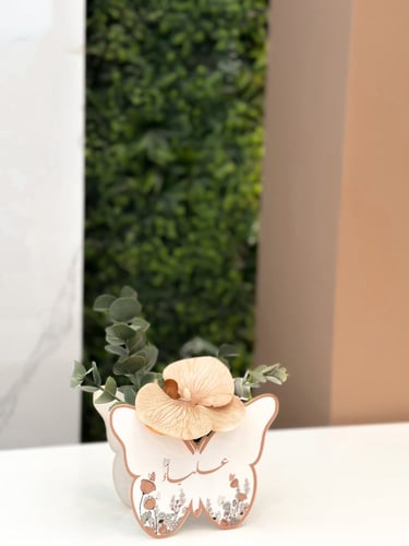 فازات ورد صغيرة بثيم الفراشة