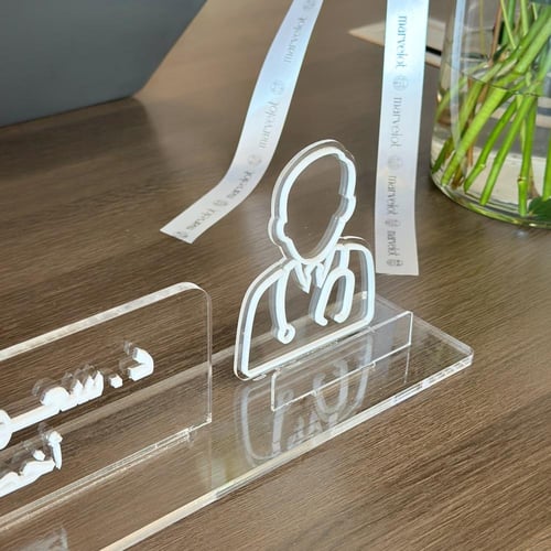 ستاند مكتبي بأسمك وشعار مهنتك