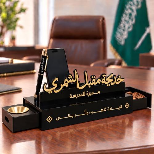 طقم مكتبي فاخر بالاسم والمسمى الوظيفي مع قلم محفور وعود مروكي 50 جرام