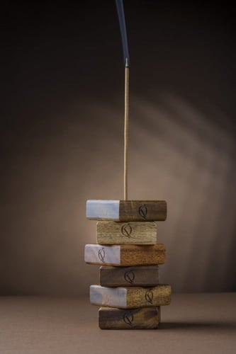 اعواد البخور الطبيعي مع القاعده