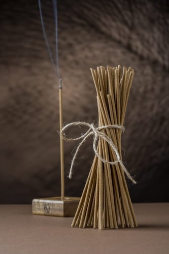 اعواد البخور الطبيعي مع القاعده