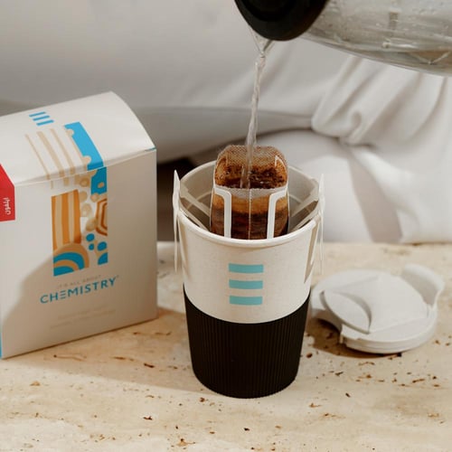 كوب قهوة باللون الأبيض والأسود حجم 12oz