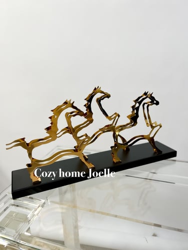 فازة الخيول لون ذهبي