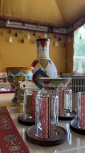 طقم كاسة مكون من 4 قطع مع صحون خشبيه