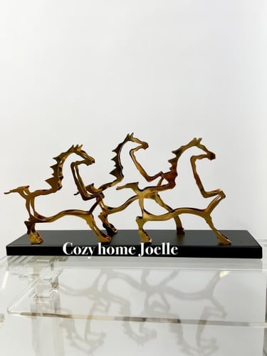 تحفة الخيول ، لون ذهبي