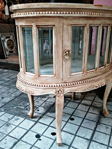 طاولة جانبيه ، لاستخدامات متعدده ( اكسسورات ، عطور...