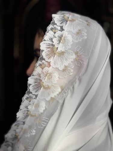 طرحة ورد بيضاء