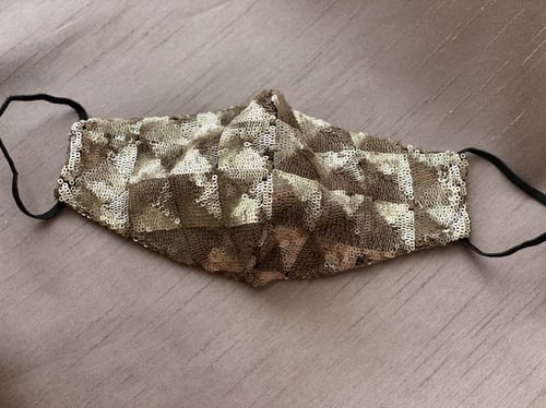 كمامة لامعة من اللون البرونزي