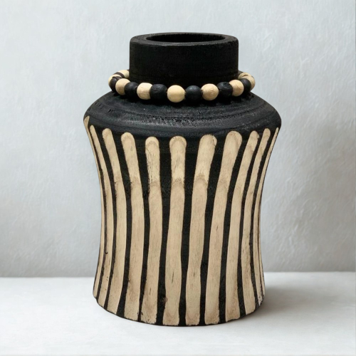 فازة خشبية مع مسبحة