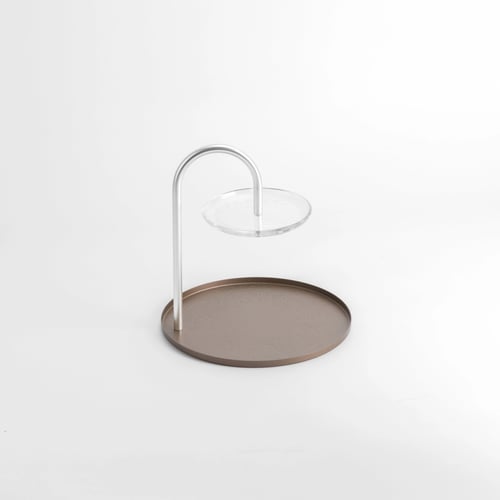 ستاند تقديم من دورين باللونين الذهبي والفضي