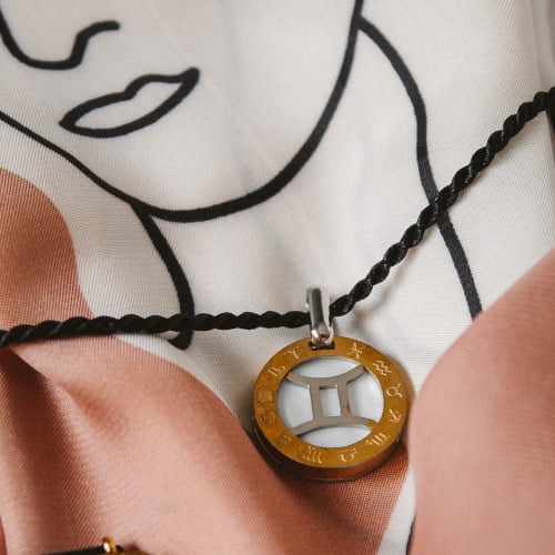 عقد برج الجوزاء وجهين