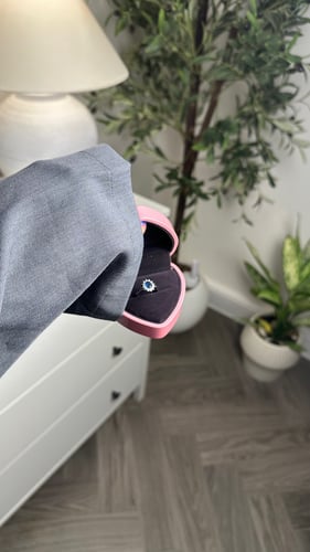 الخاتم الأنيق الأزرق مع بوكس القلب