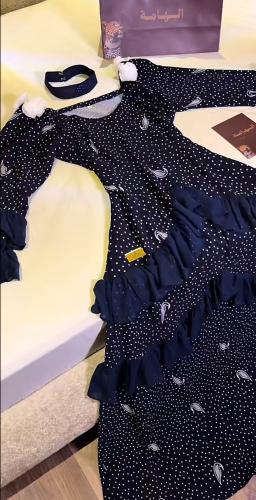 فستان منقط كحلي مع اسوارة عنق