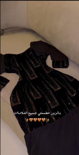 فستان مخمل اسود