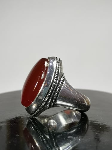 خاتم الفضة بحجر عقيق يماني رماني بصياغة الأستاذ عق...