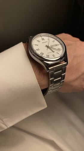 ساعة casio quartz - ارقام رومانيه أبيض