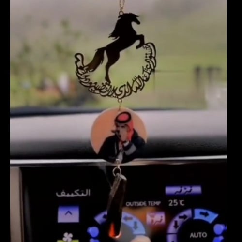 تعلقه سياره شكل حصان فى صوره كسرت العود