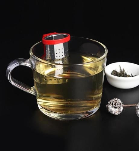 مصفاة شاي من الستانلس ستيل بمقبض بلاستيكي ملون