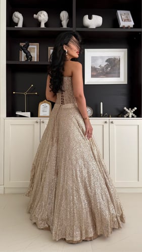 فستان سهرة ذهبي بتصميم فاخر قطعتين – كورسيه وتنورة...