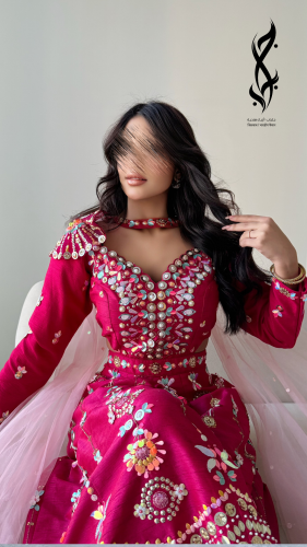 جلابية بتصميم جمبسوت باللون الوردي الفوشي