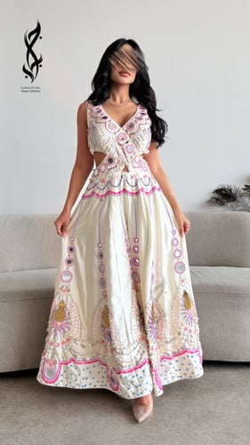 جلابية بتصميم جمبسوت باللون الابيض