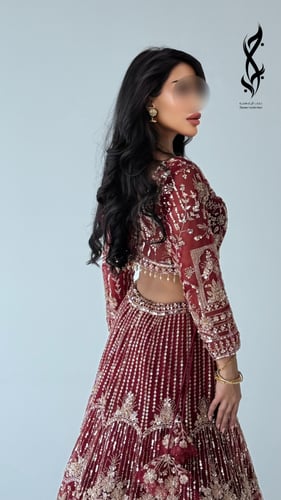 ساري هندي ماروني بأكمام طويلة مشكوك باللون الذهبي...