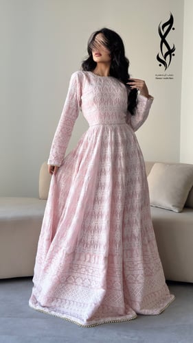 جلابية باللون الوردي الفاتح مع تطريز اللؤلؤ