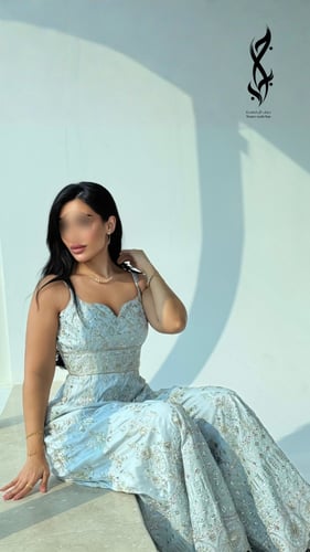 فستان جمبسوت بيبي بلو مطرز ومشكوك بتداخل فضي ذهبي...