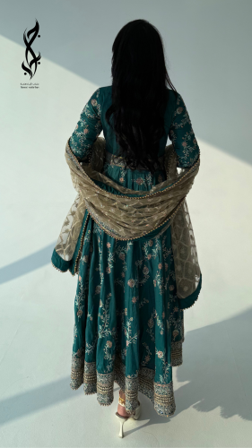 جلابية هندية خضراء مطرزة مع شال ذهبي