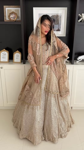 فستان سهرة ذهبي بتصميم فاخر قطعتين – كورسيه وتنورة...
