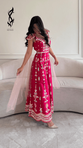 جلابية بتصميم جمبسوت باللون الوردي الفوشي