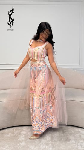 جلابية بتصميم جمبسوت باللون الوردي الفاتح