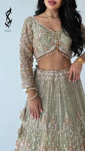 ساري هندي تيفاني بأكمام طويلة مشكوك باللون الذهبي...