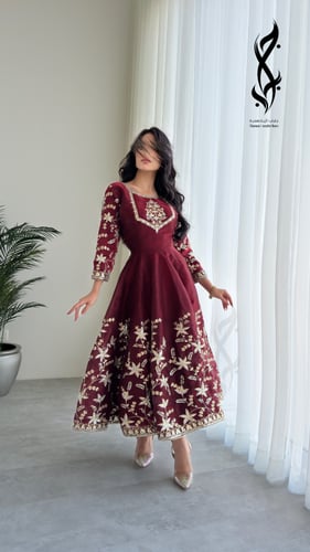 جلابية برغندي حمراء هندية مطرزة بالشك الذهبي