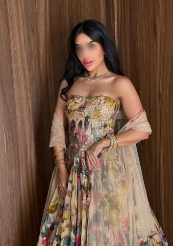 فستان قطعتين بكورسيه فوشي مطرز بالترتر والورود | ج...